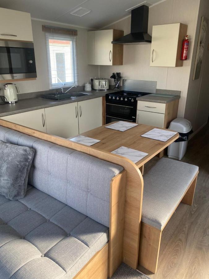 Modern 3 Bedroom Caravan Near The Beach Walton-on-the-Naze Buitenkant foto