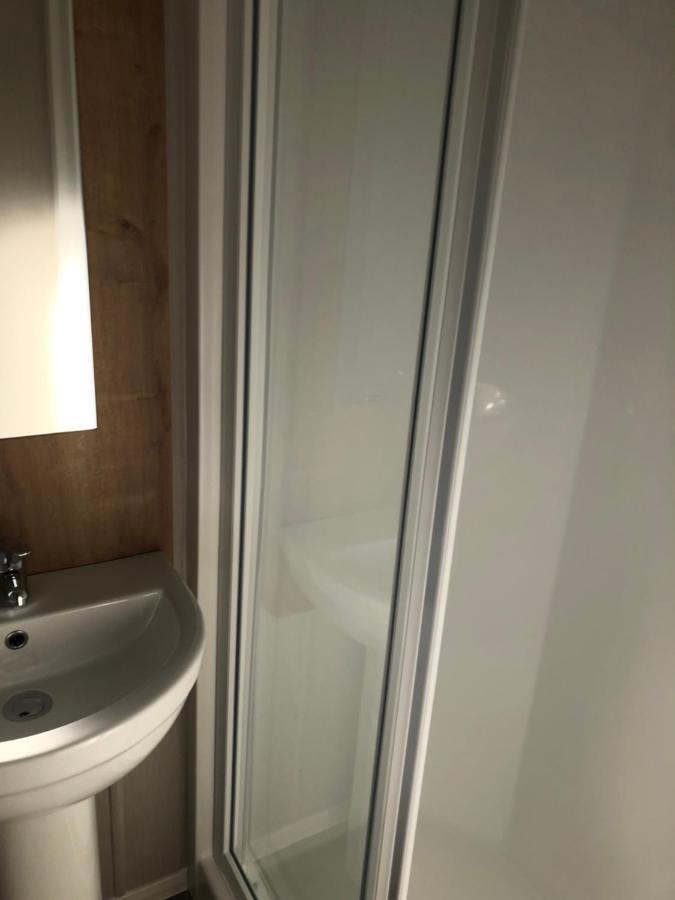 Modern 3 Bedroom Caravan Near The Beach Walton-on-the-Naze Buitenkant foto