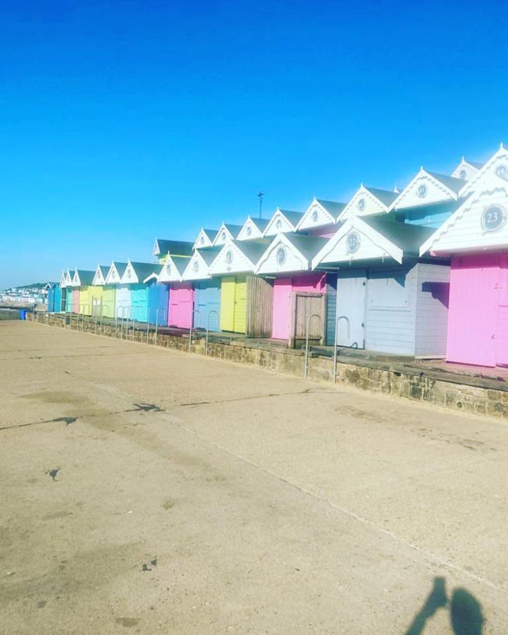 Modern 3 Bedroom Caravan Near The Beach Walton-on-the-Naze Buitenkant foto
