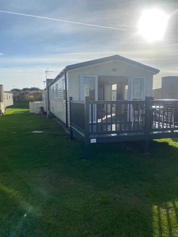 Modern 3 Bedroom Caravan Near The Beach Walton-on-the-Naze Buitenkant foto