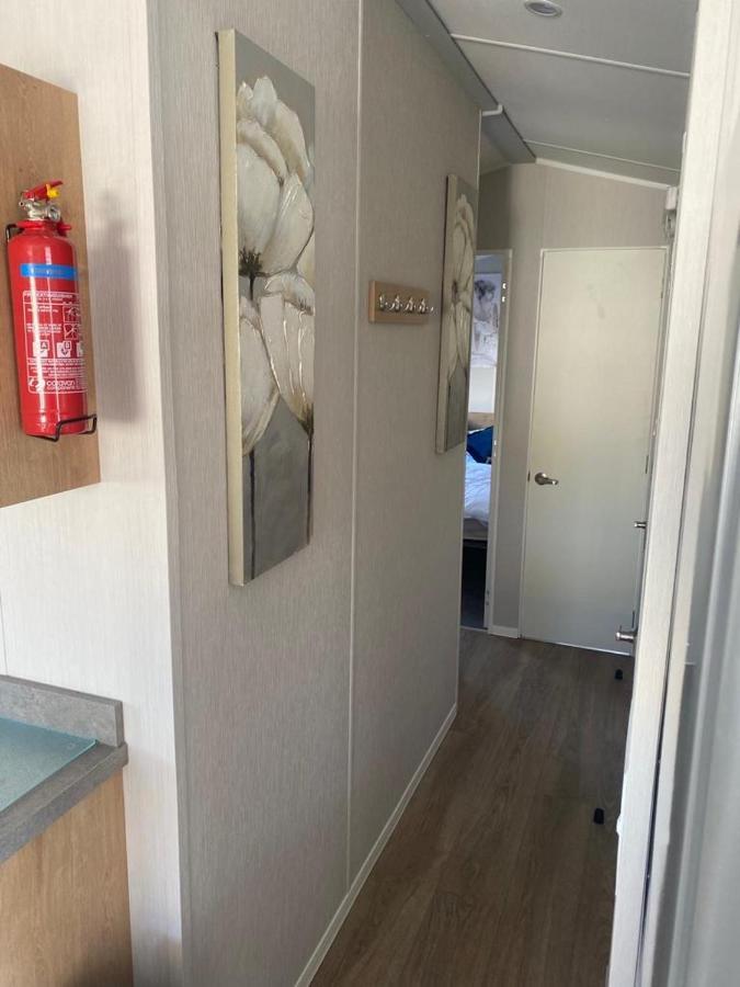 Modern 3 Bedroom Caravan Near The Beach Walton-on-the-Naze Buitenkant foto